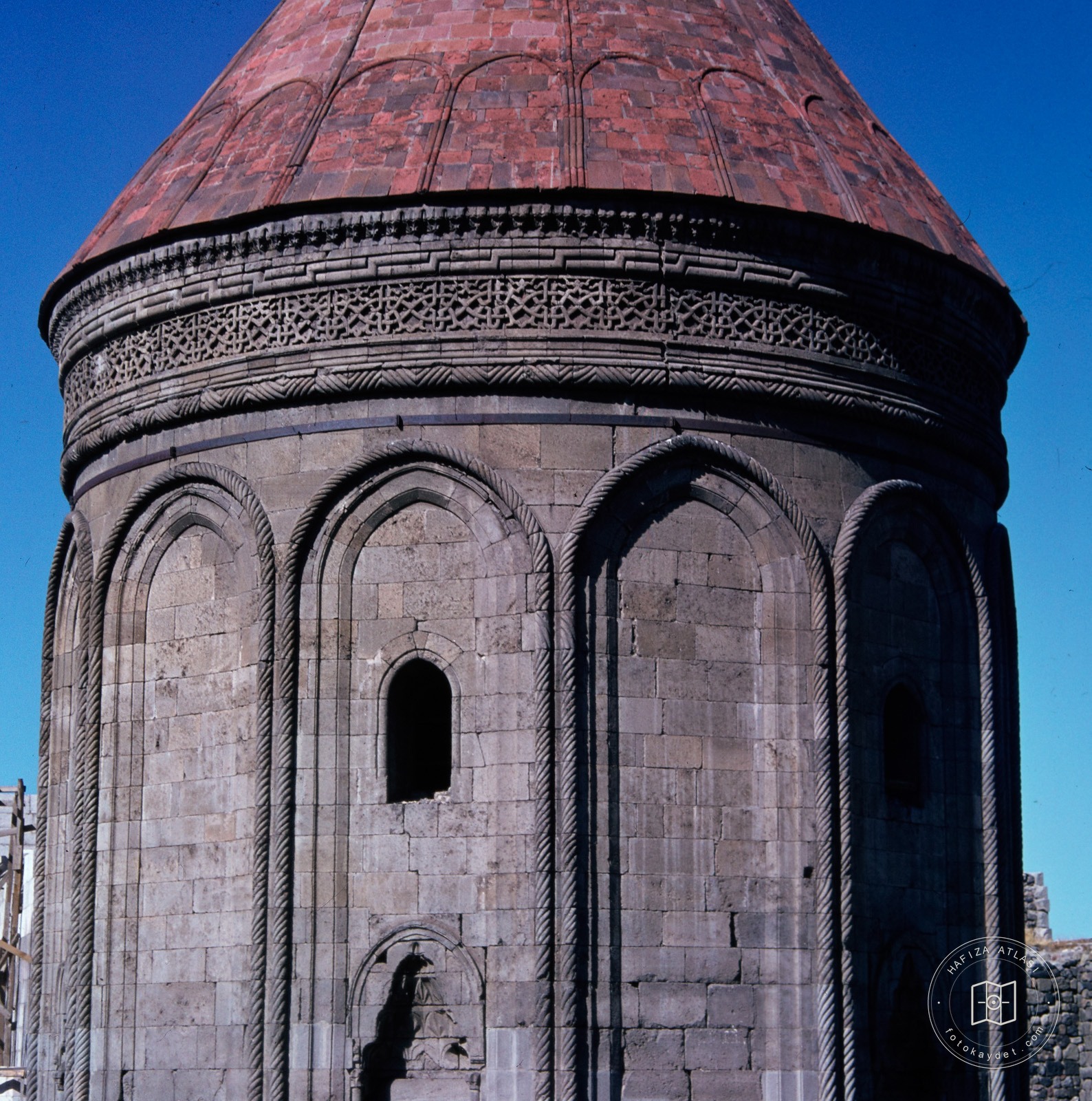 Double Minareli Medrese Kümbeti