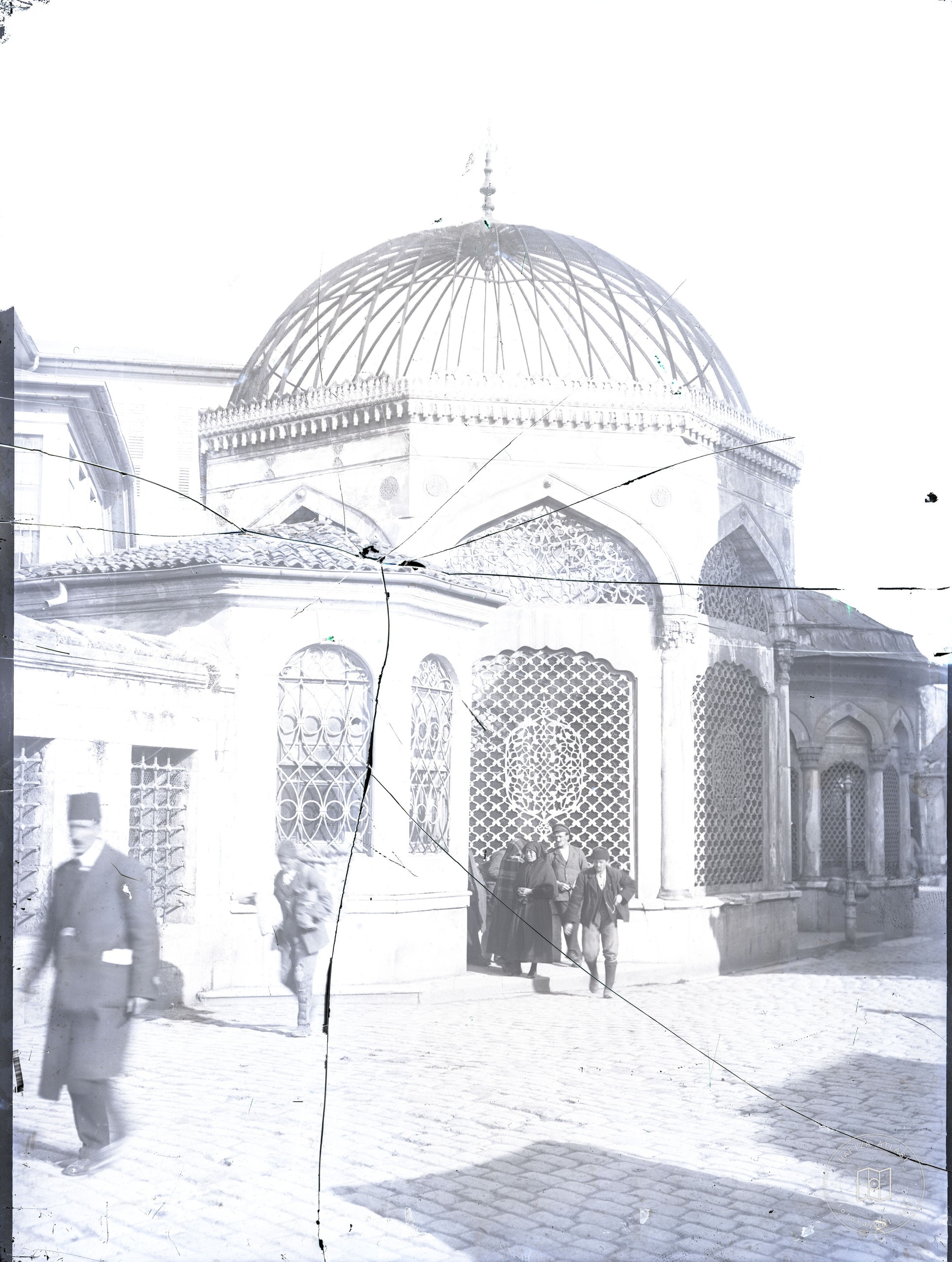 Gülnuş Valide Sultan Türbesi ve Muvakkithanesi