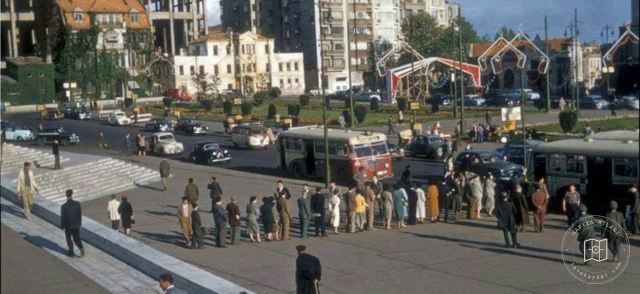 Taksim’de Otobüs Kuyruğunda Bekleyenler