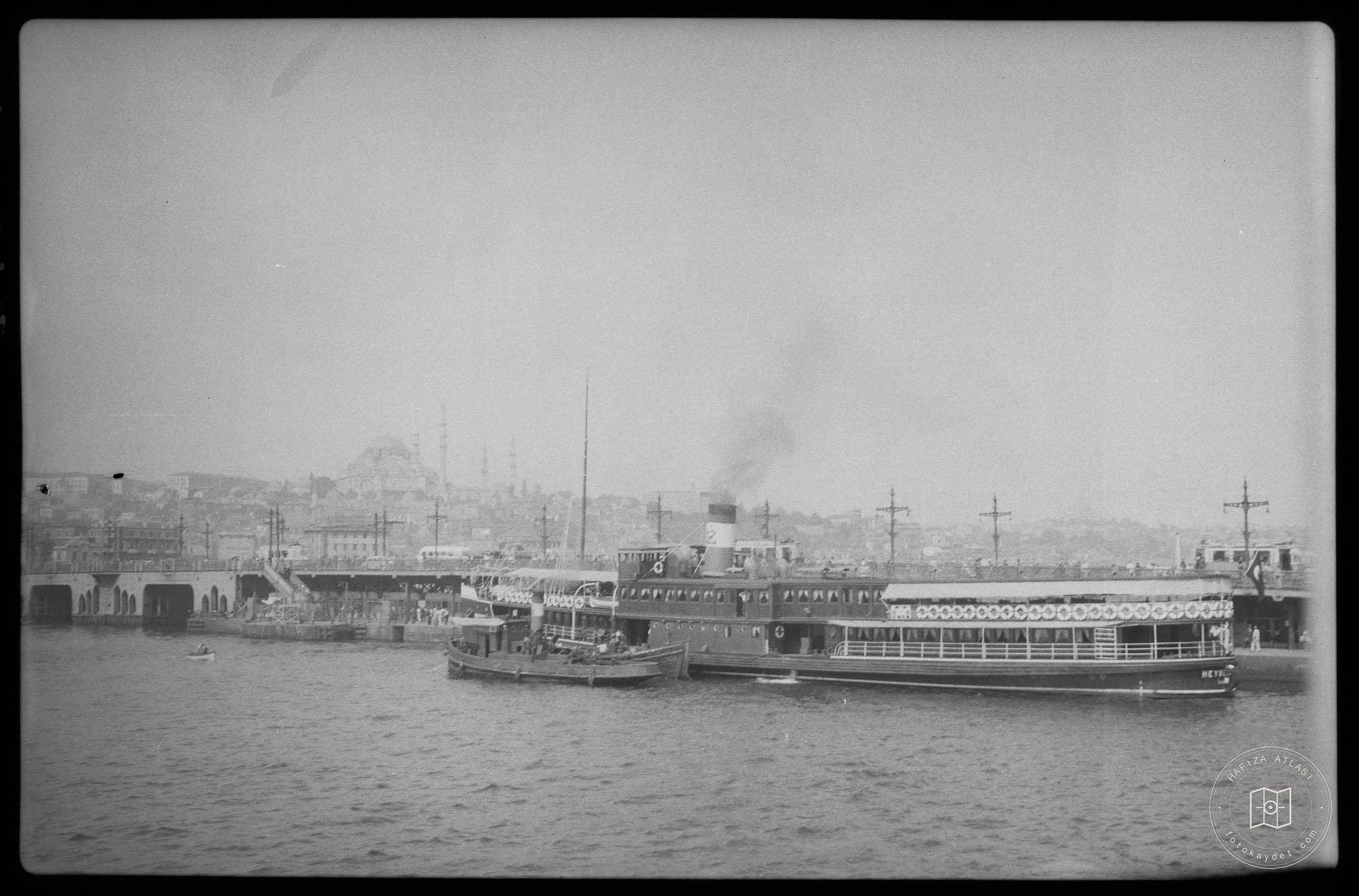 Galata Köprüsü ve Üzerindeki İskele