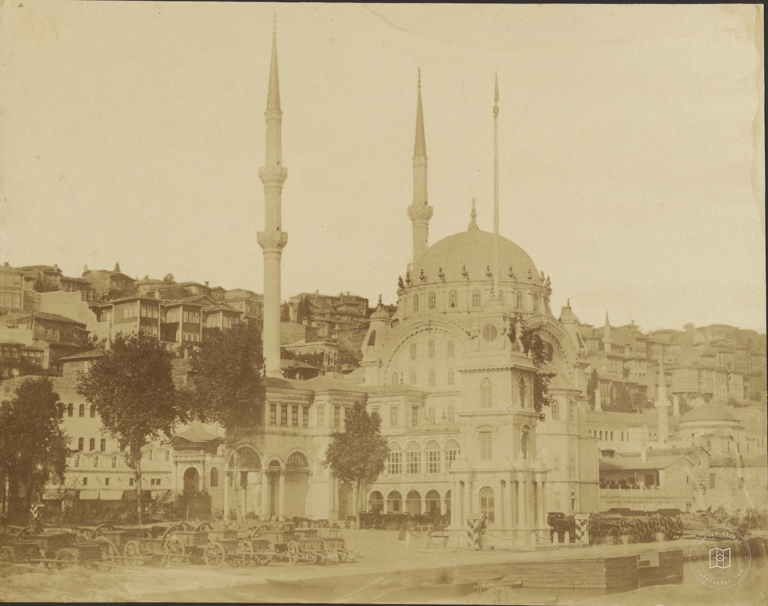 Nusretiye Camii ve Top Arabaları