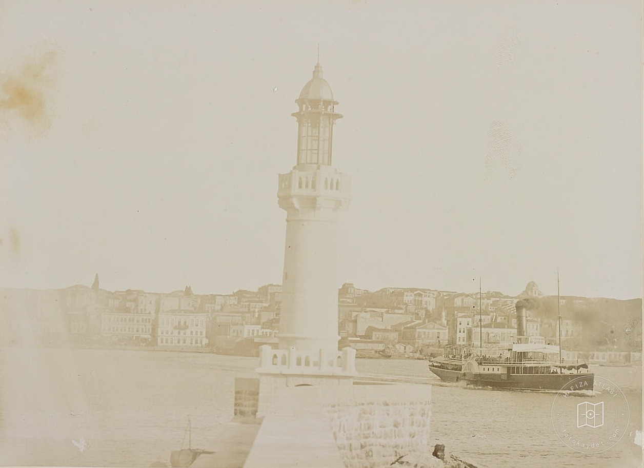 Haydarpaşa’da Dalgakıran Rıhtımı Üzerindeki Fener ve Arka Planda Kadıköy