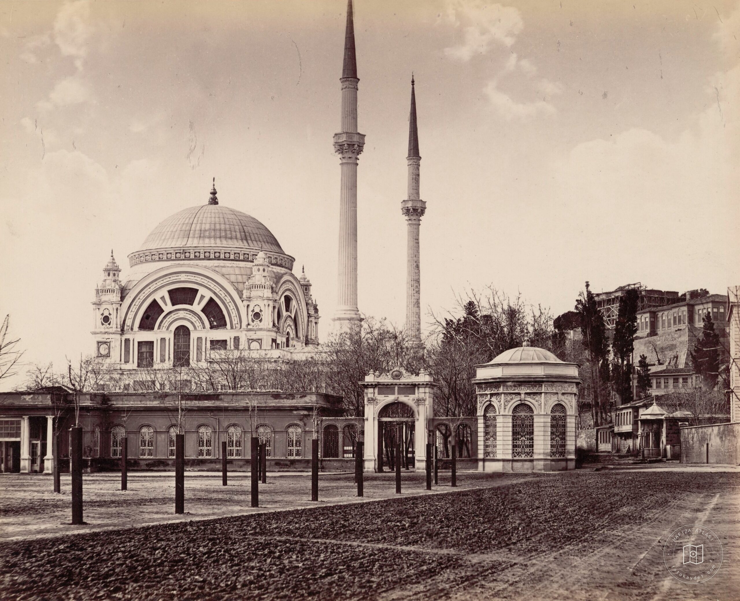 Dolmabahçe Mosque and Environment