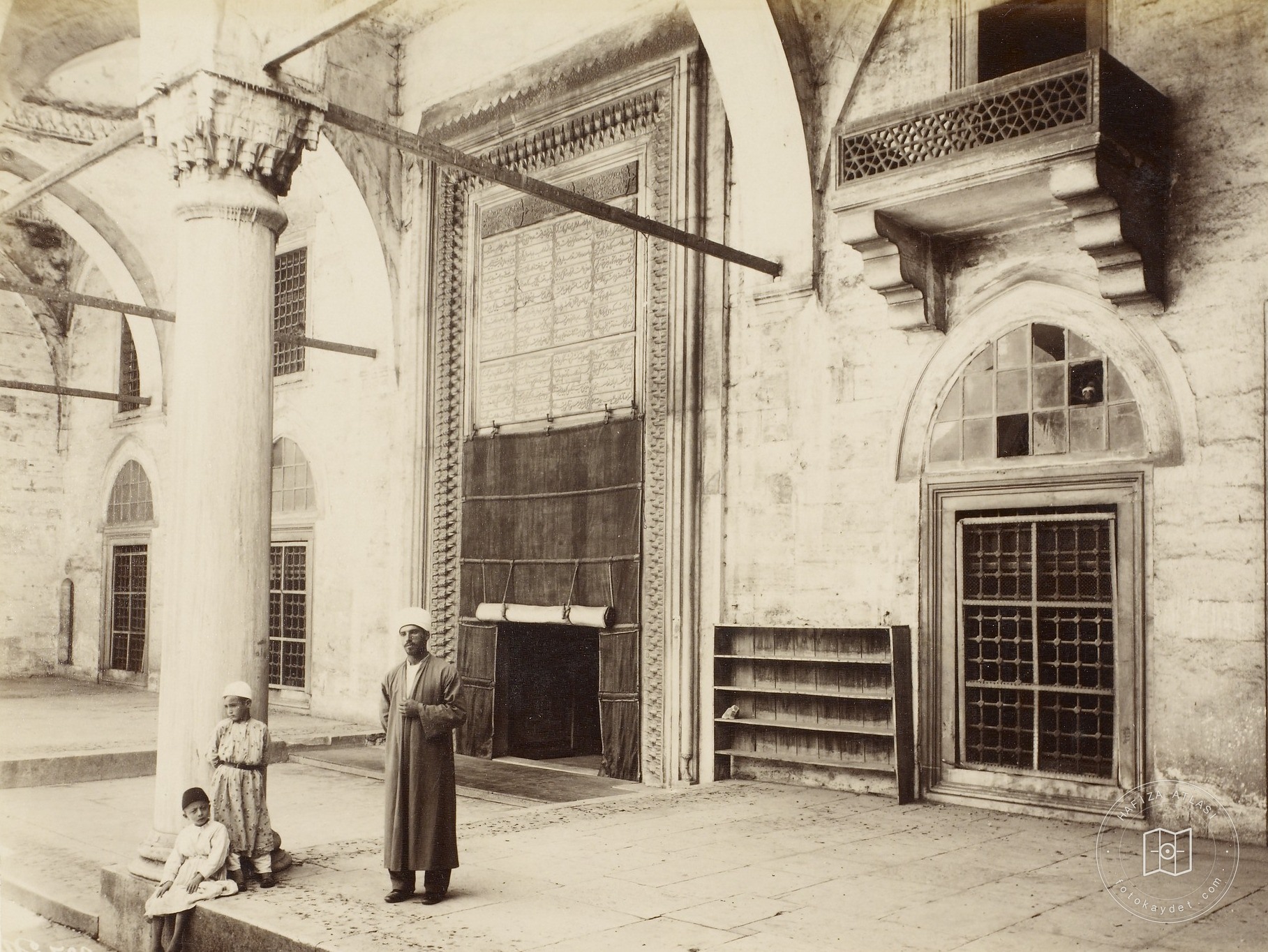 Yeni Valide Camii Girişi