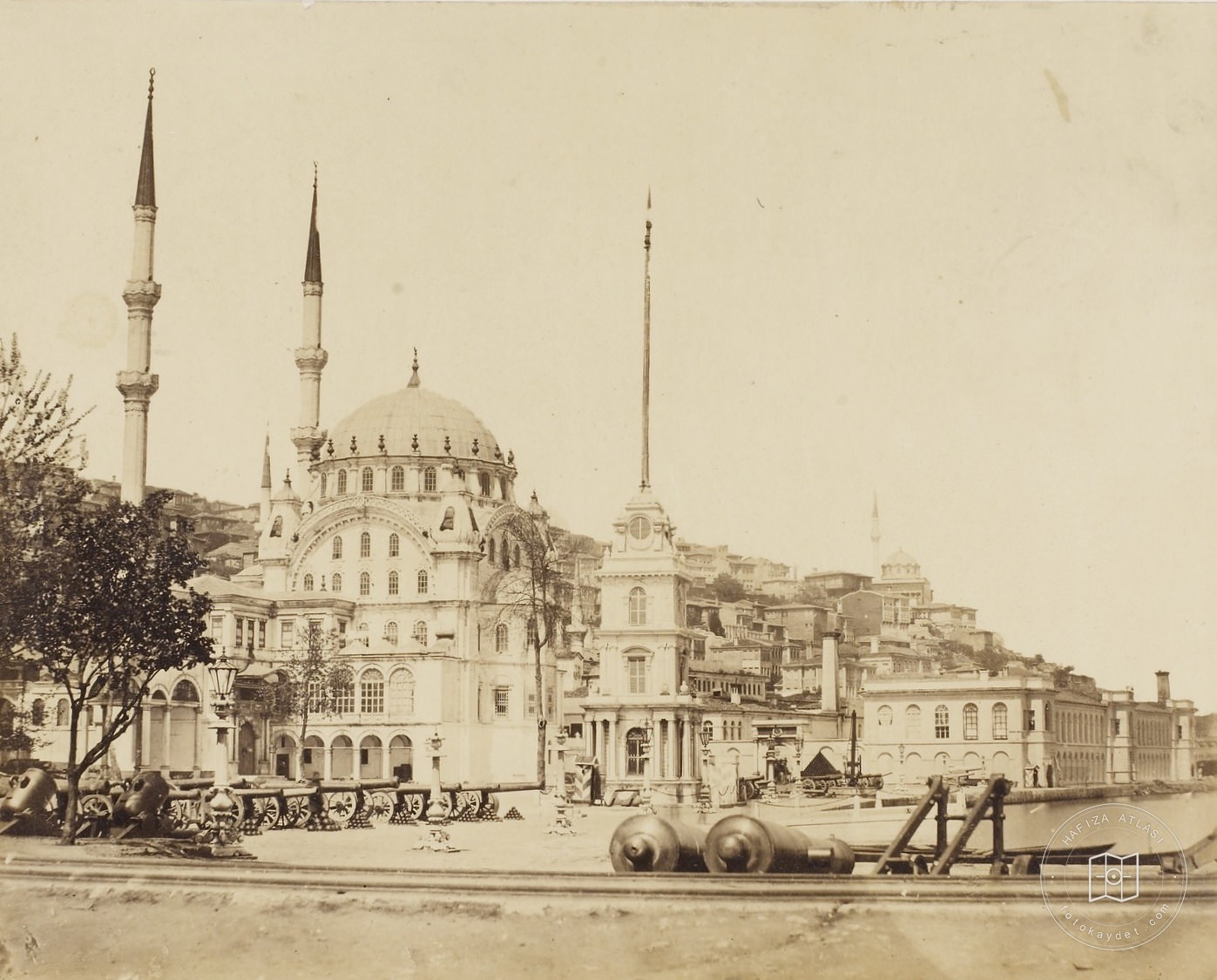 Tophane Saat Kulesi ve Nusretiye Camii