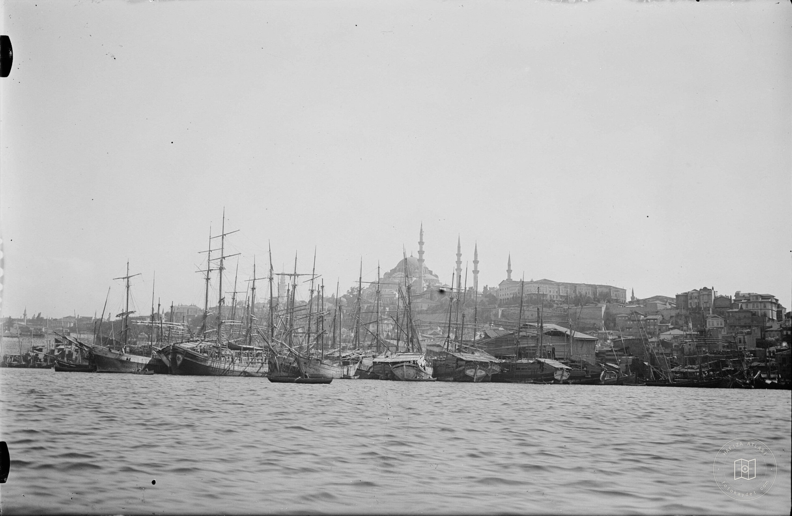 Golden Horn’ten Süleymaniye and Ağakapısı Binası