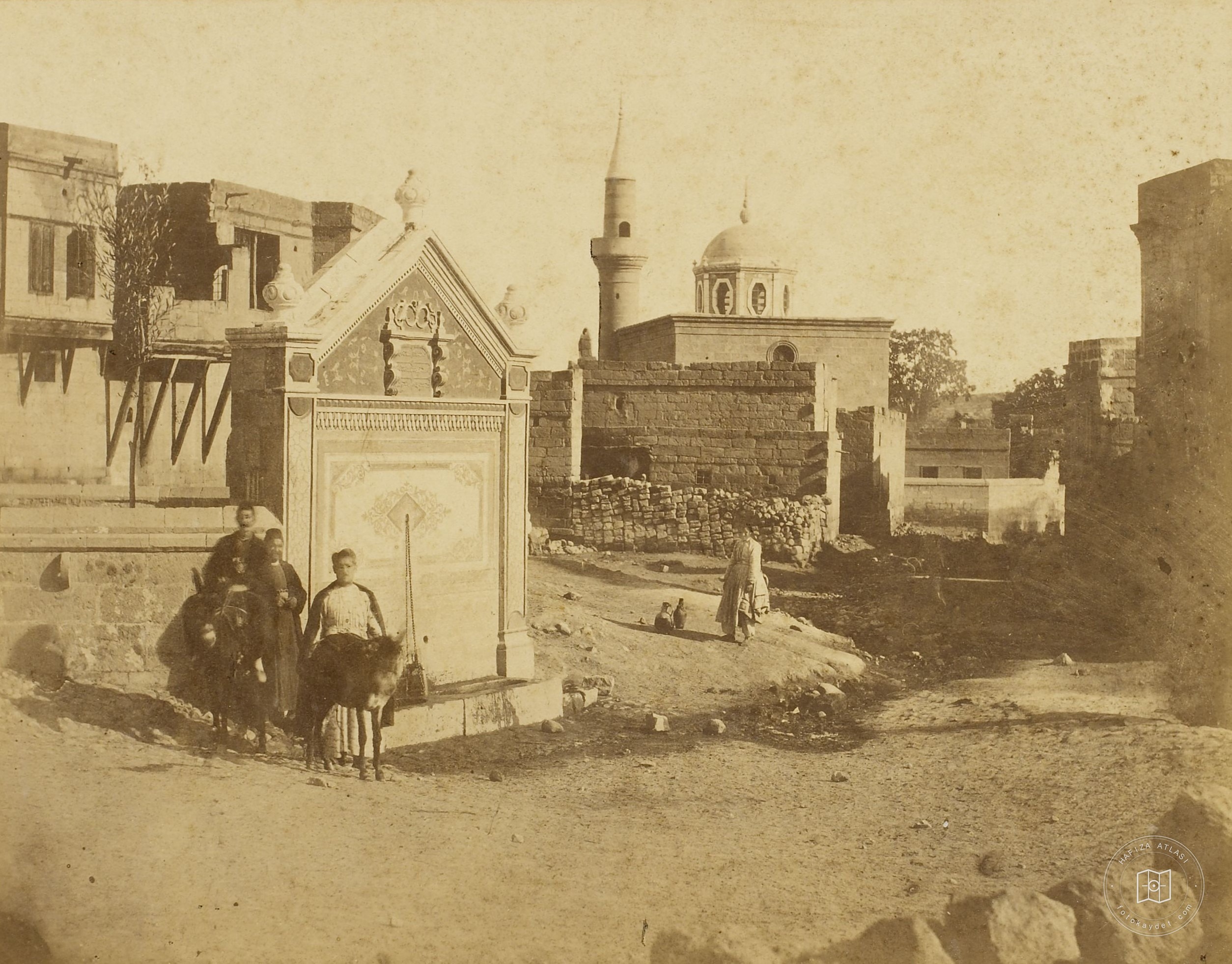 Kayseri’de Bir Çeşme ve Arkaplanda Cami