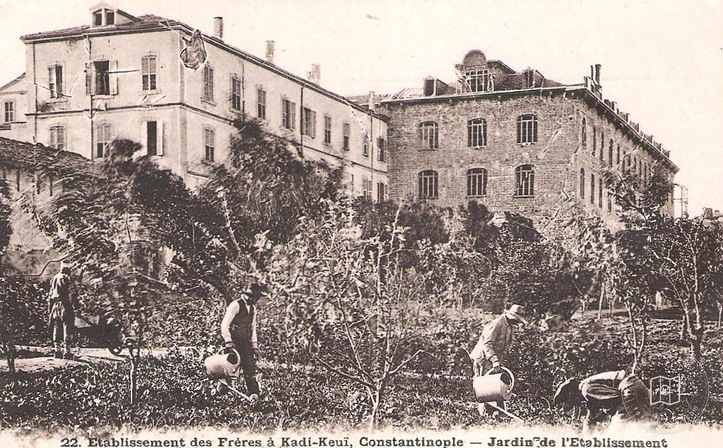 Saint Joseph Fransız Lisesi Bahçesi
