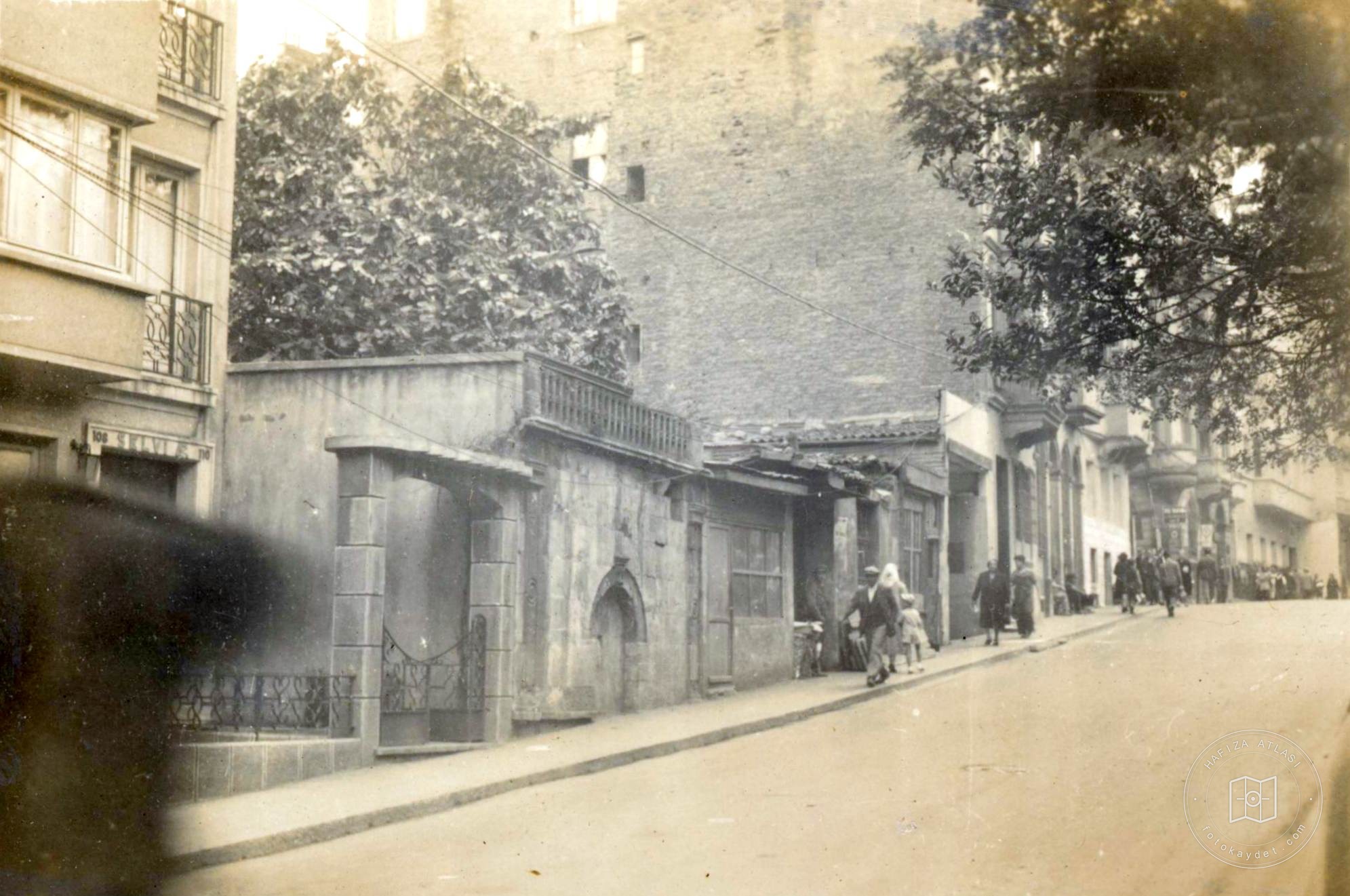 Pasha Baba Fountain and Rowseller Avenue
