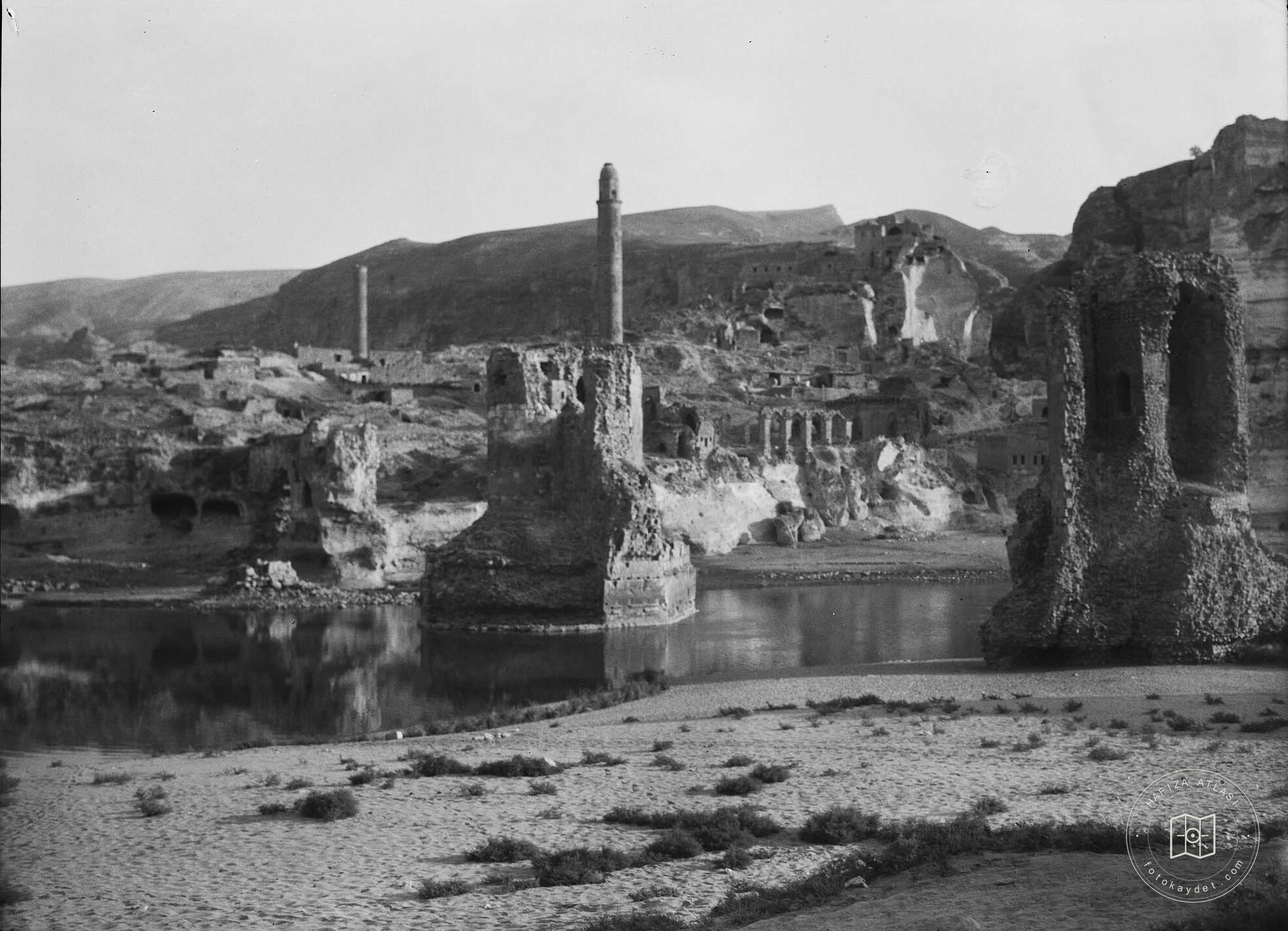 Hasankeyf Dicle Bridge and Er-Rizk Mosque Minaresi
