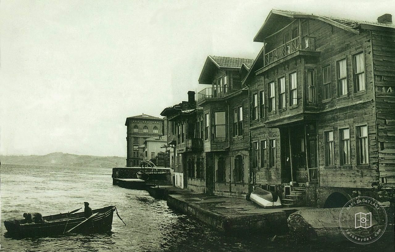 Pashaliman Pedestrians and Tobacco Warehouse