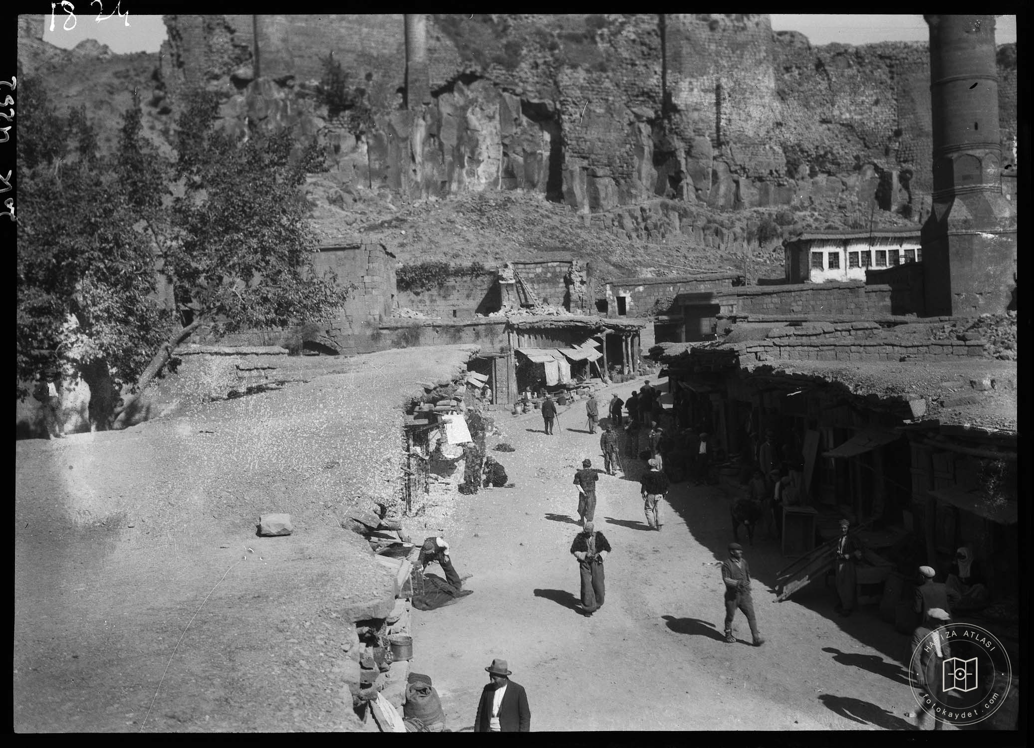 Kazım Dirik Caddesinden Bitlis Kalesine Bakış