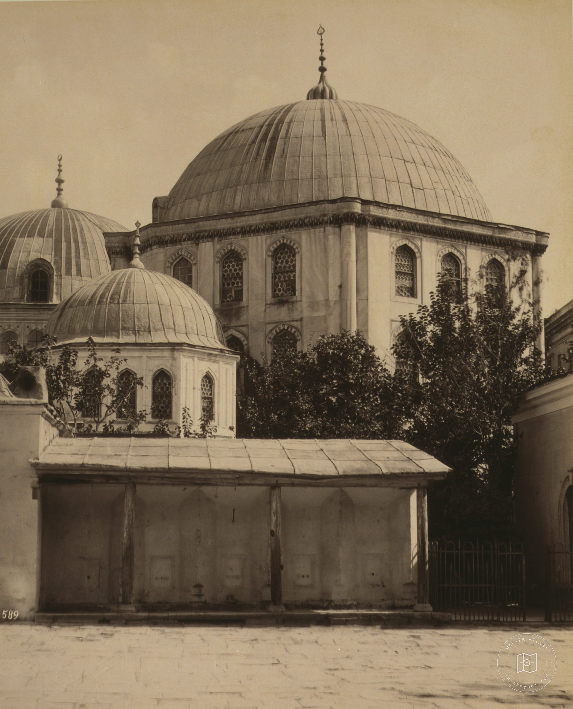 Şehzadeler ve Sultan III. Murat Türbeleri