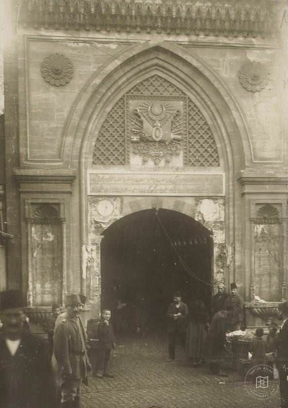 Kapalıçarşı Nuruosmaniye Kapısı