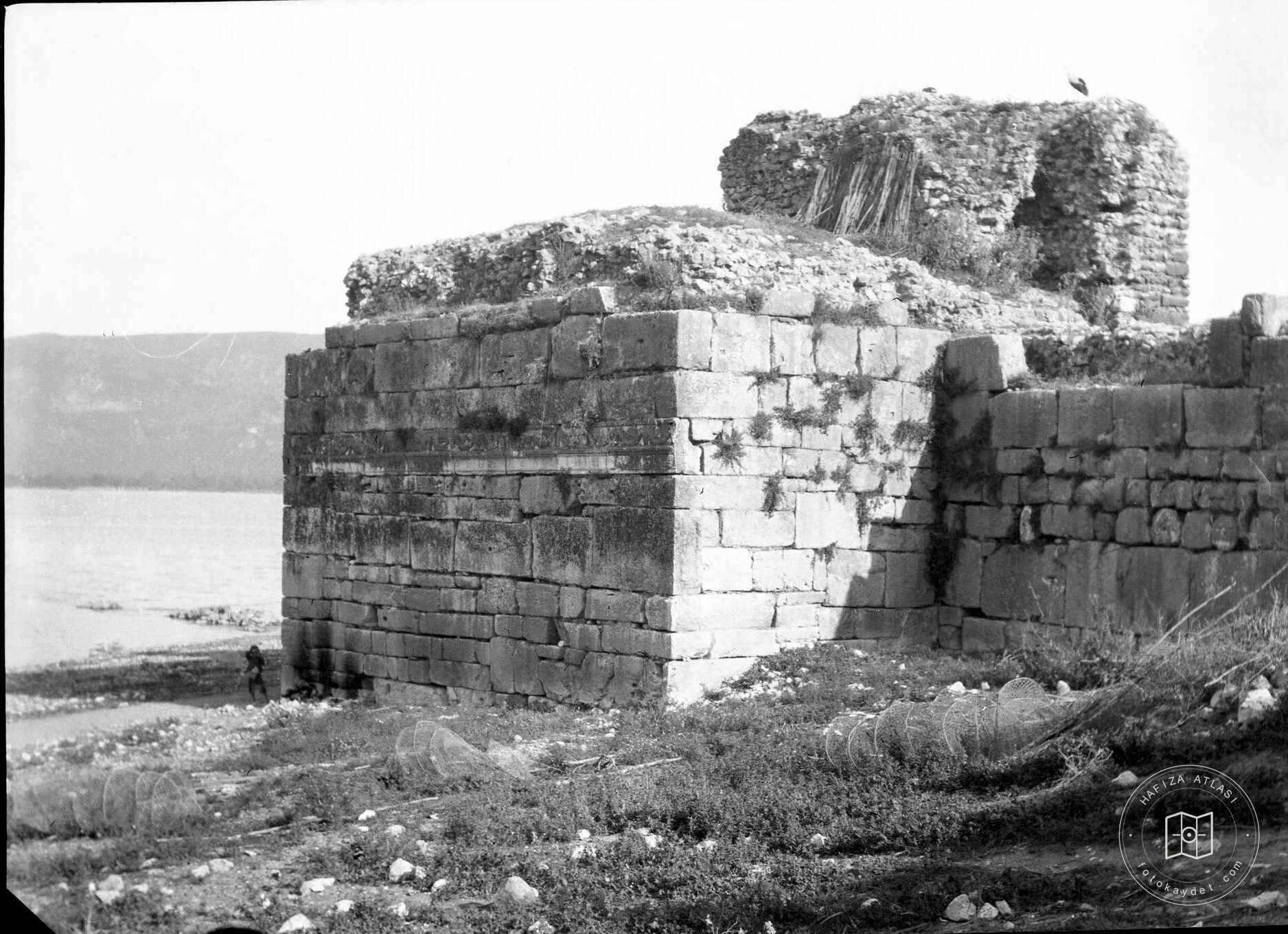 Apollonia Ad Rhyndacum: Yerleşik Frizi Gösteren Duvar Kulesi