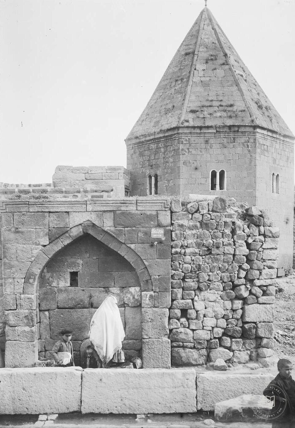 Lala Paşa Çeşmesi ve Kümbeti