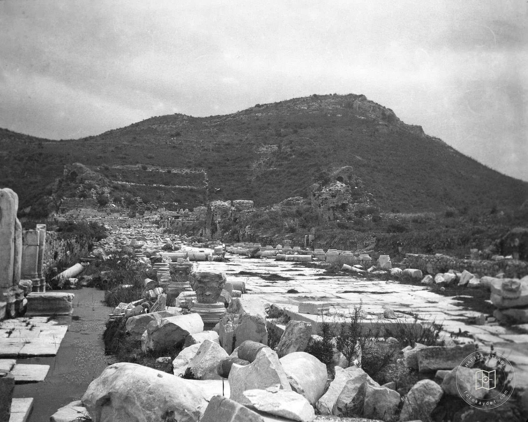 Efes Antik Tiyatrosu’na Giden Cadde