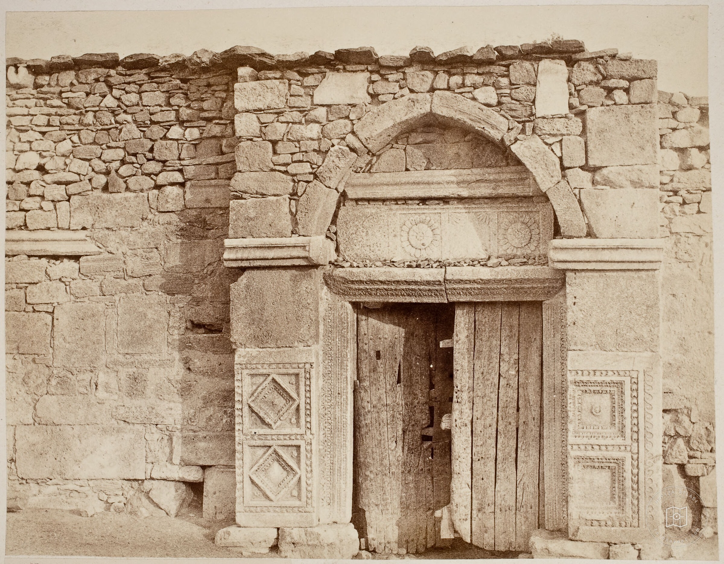 Zıvarık Han Taç Kapısı