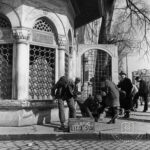 Koca Sinan Paşa Sebili Önünde Aakkabı Boyacıları ve Simitçi