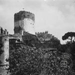 Rumeli Hisarı Camii Minaresi ve Hisar İçindeki Evler