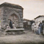 Xirokrini Çeşmesi Önünde İnsanlar