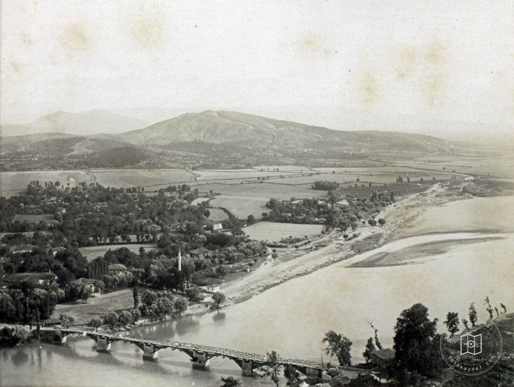 İşkodra yakınlarında köy ve Drin üzerindeki köprü