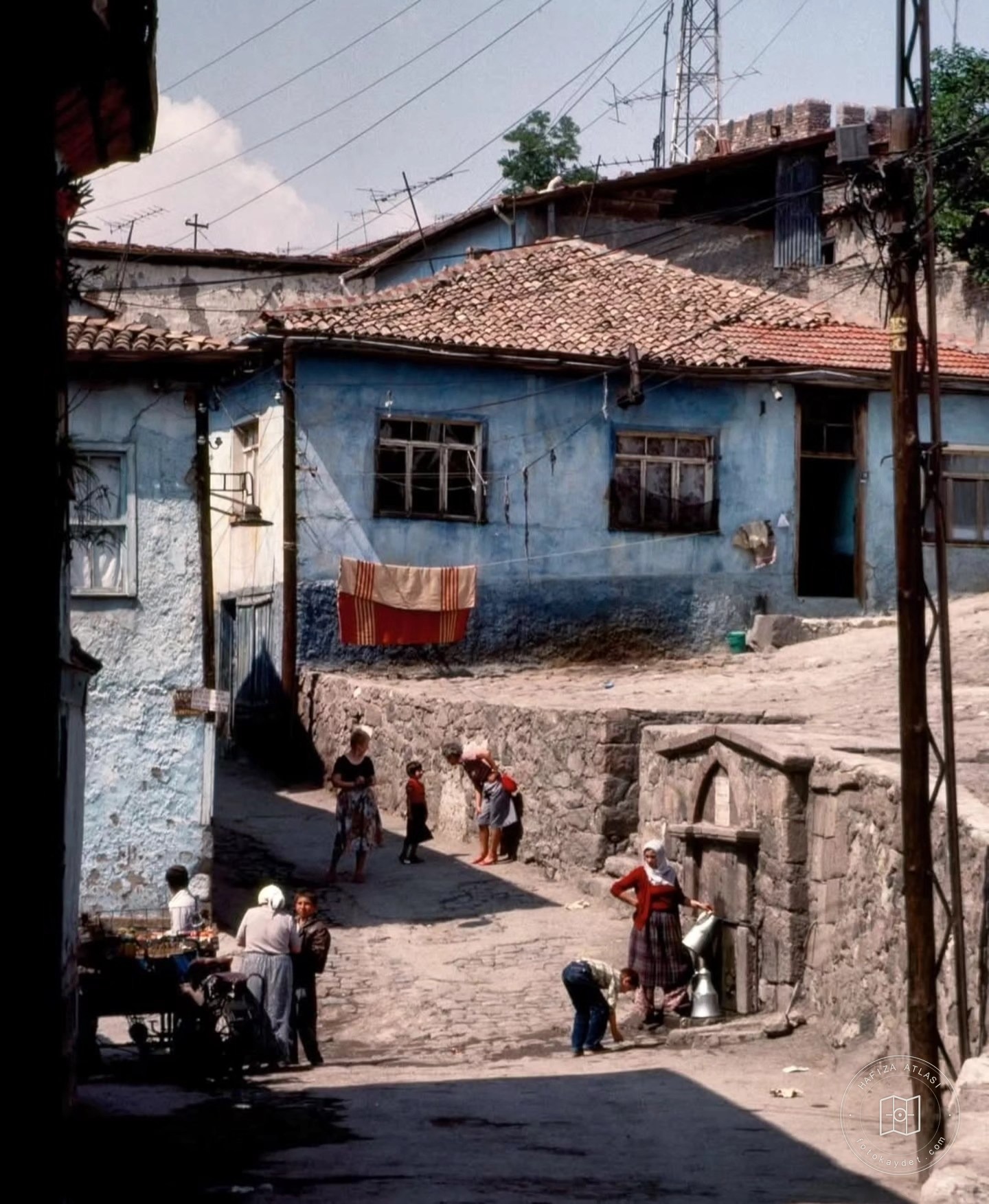 Ankara Kaleiçi’nde sokak, çeşme ve insanlar, 1984