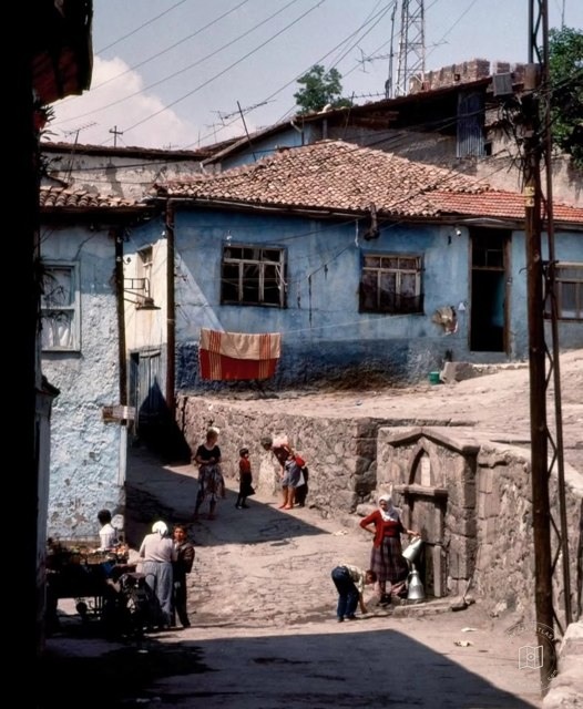 Ankara Kaleiçi’nde sokak, çeşme ve insanlar, 1984