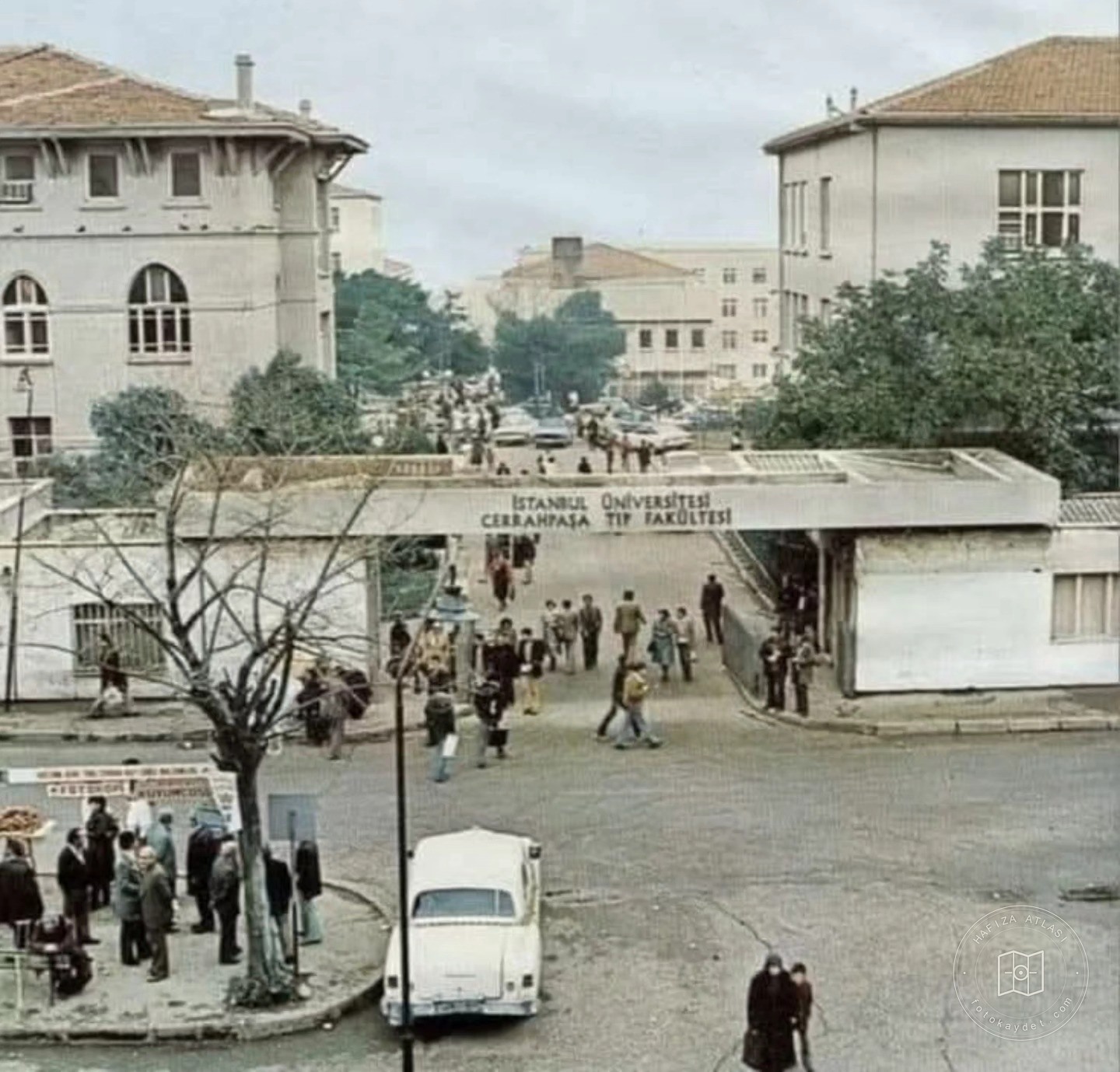 Cerrahpaşa Tıp Fakültesi girişi, 1970’ler