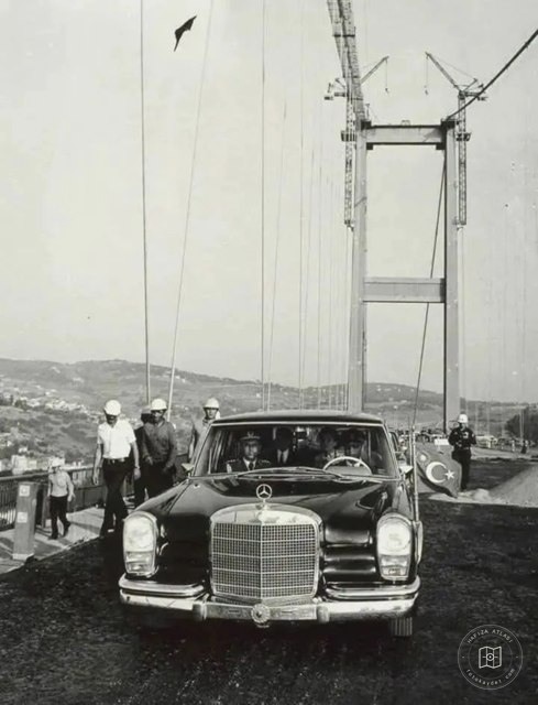 Fahri Korutürk inspecting construction of the Bosphorus Bridge, 1973