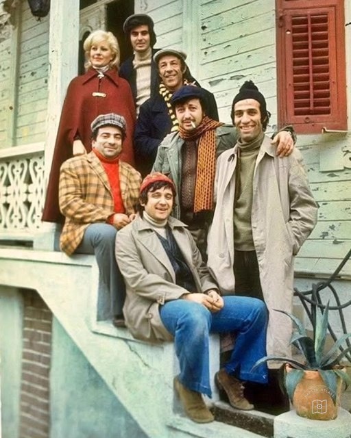 The cast of Mavi Boncuk