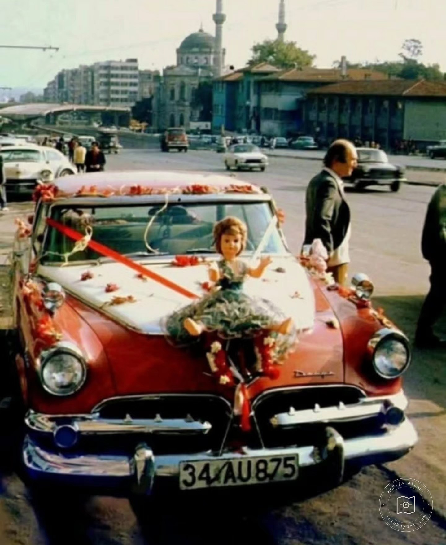 İstanbul’da düğün arabası, 1974