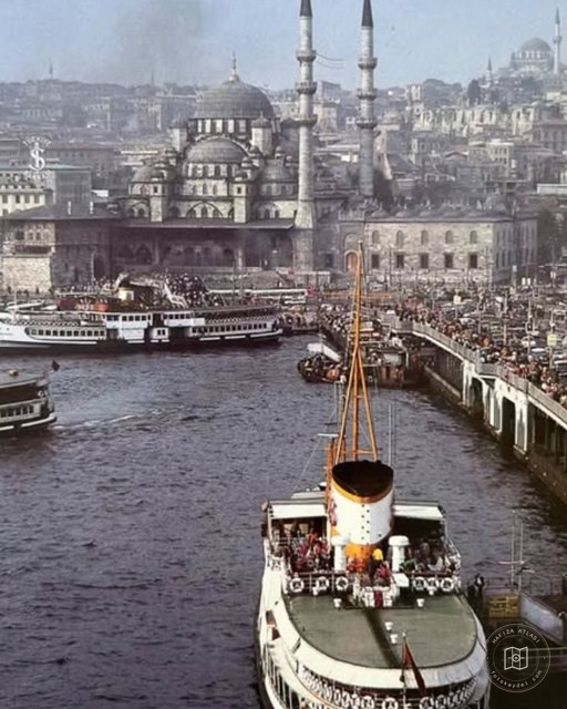 Galata Bridge, Yeni Mosque and ferries