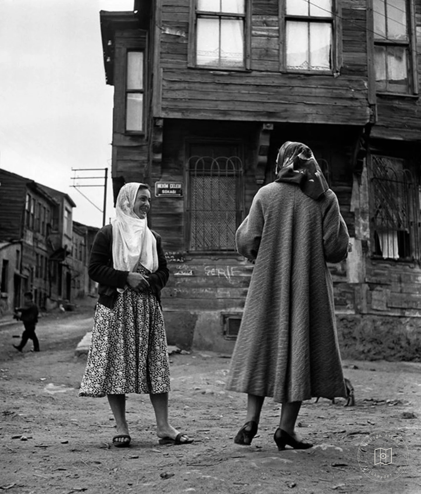 Ayvansaray Hekim Çelebi Sokak’ta iki kadın