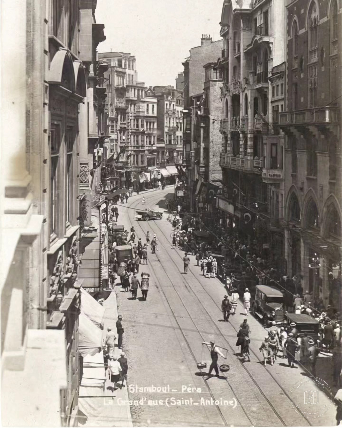 İstiklal Caddesi’nde seyyar yoğurtçu