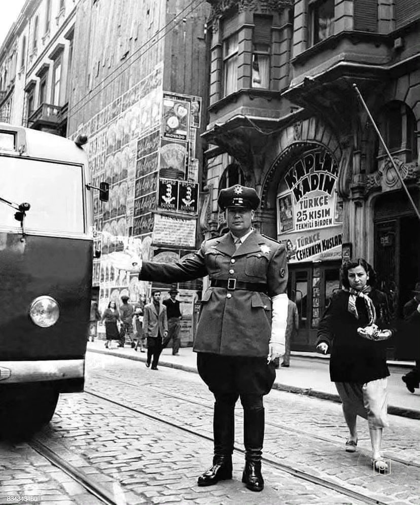 İstiklal Caddesi’nde trafik polisi, 1950’ler