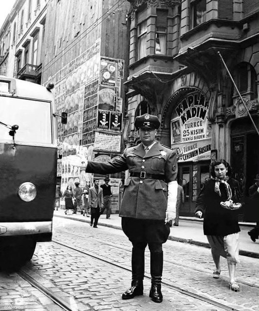 İstiklal Caddesi’nde trafik polisi, 1950’ler