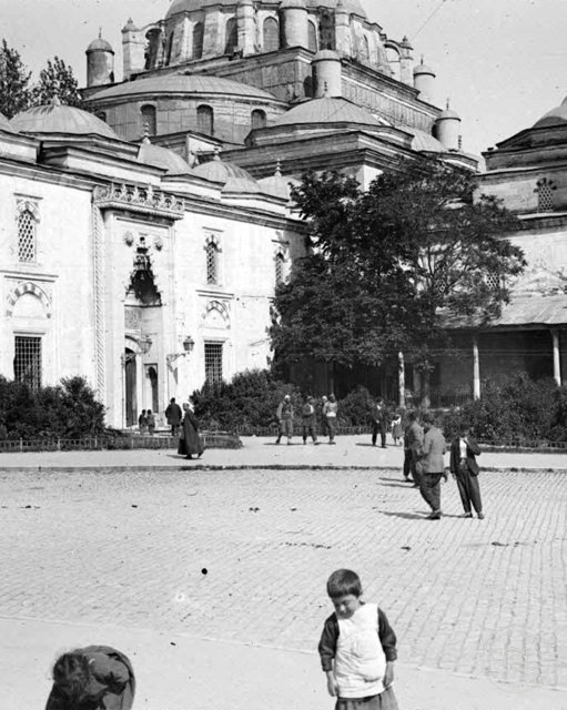 People in Istanbul, 1918