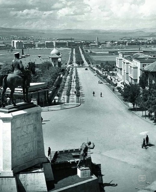 Ankara’da anıt ve bulvar görünümü