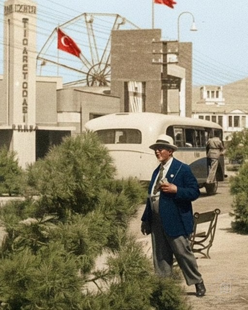 Buses in İzmir’s Kültürpark, 1940s