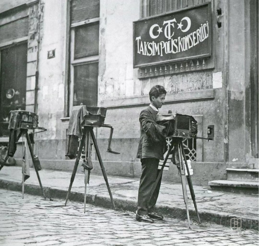 Taksim Polis Merkezi önünde kadın fotoğrafçı