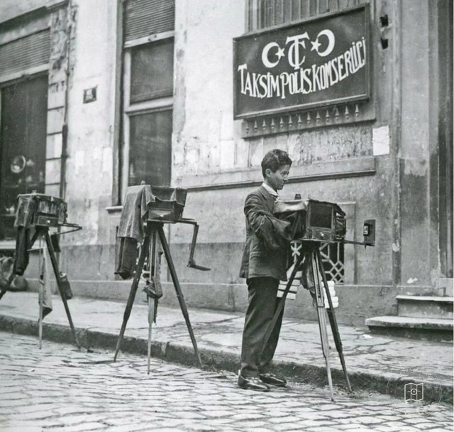 Taksim Polis Merkezi önünde kadın fotoğrafçı