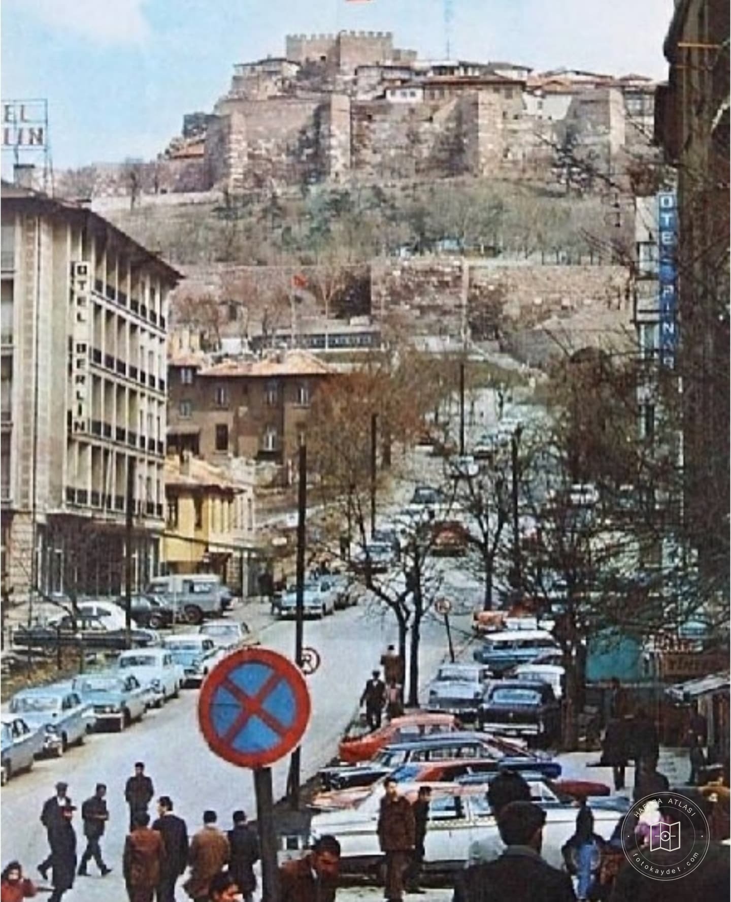 Ankara Kalesi ve sokakta trafik