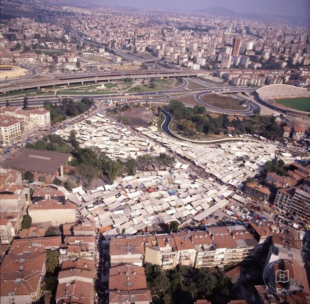 An aerial view of Kadıköy’s Tuesday Market, 1987