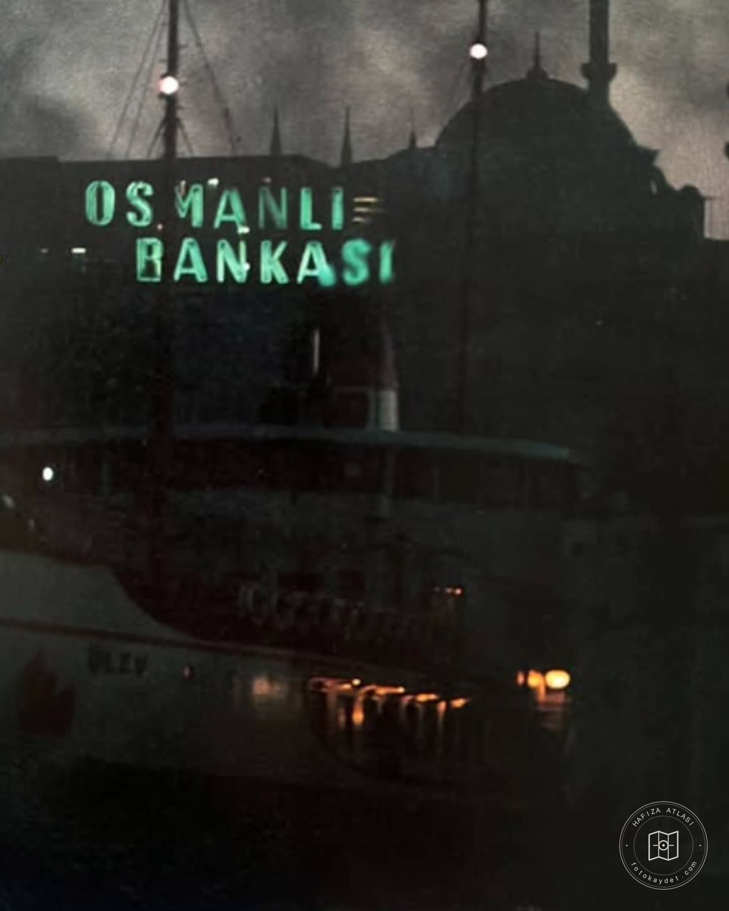 Vitrin camında cami yansıması