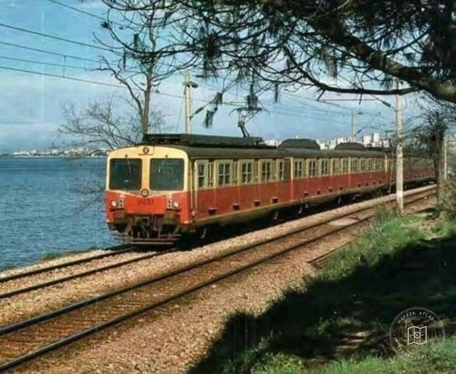 İdealtepe–Süreyya Plajı yakınında banliyö treni, yaklaşık 1978