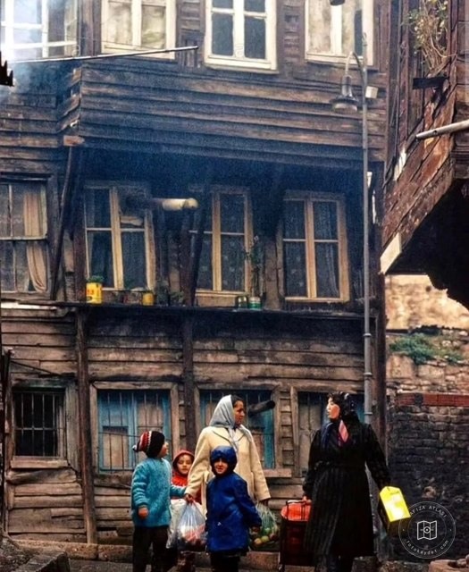 Süleymaniye’de pazardan dönen iki komşu, 1975