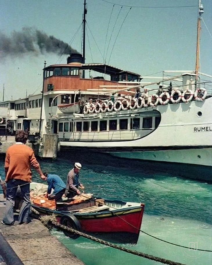 Eminönü’nde Rumelihisarı Vapuru ve balık ekmek sandalı, 1970’ler