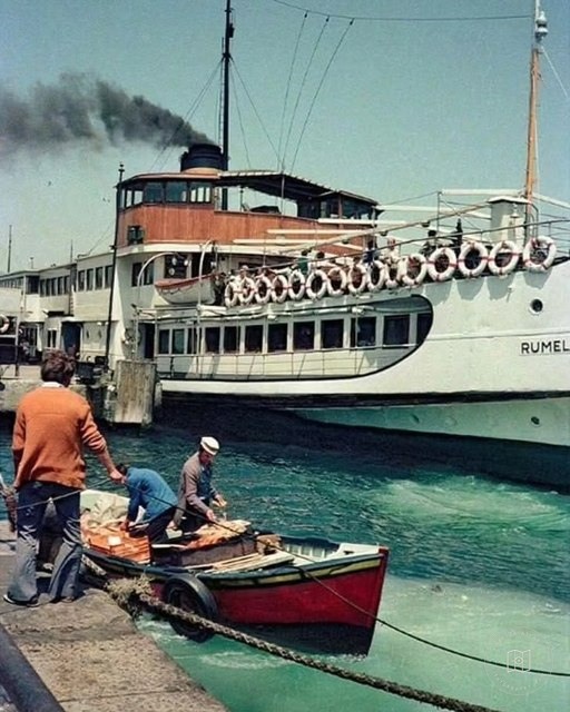 Eminönü’nde Rumelihisarı Vapuru ve balık ekmek sandalı, 1970’ler
