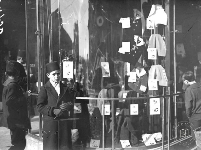 Galata Tring Mağazası’nda bayram vitrini, 1919